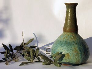 Hand made Ceramics by Sigal Krumer | www.facebook.com/CeramicsbySigalKrumer | עיגולים של שמחה | קרמיקה בעבודת יד | סיגל קרומר | בקבוק טוף כחול